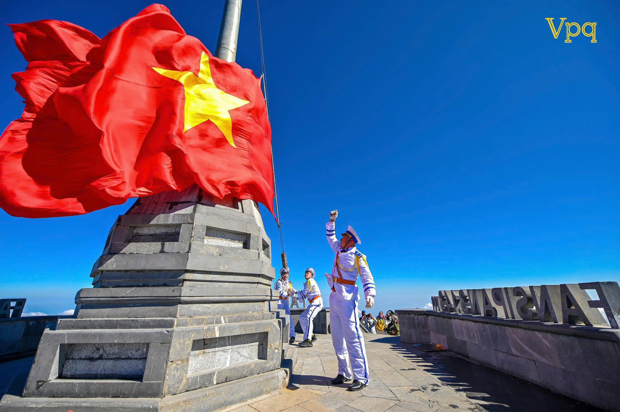 Lễ thượng cờ tại Fansipan thật xúc động