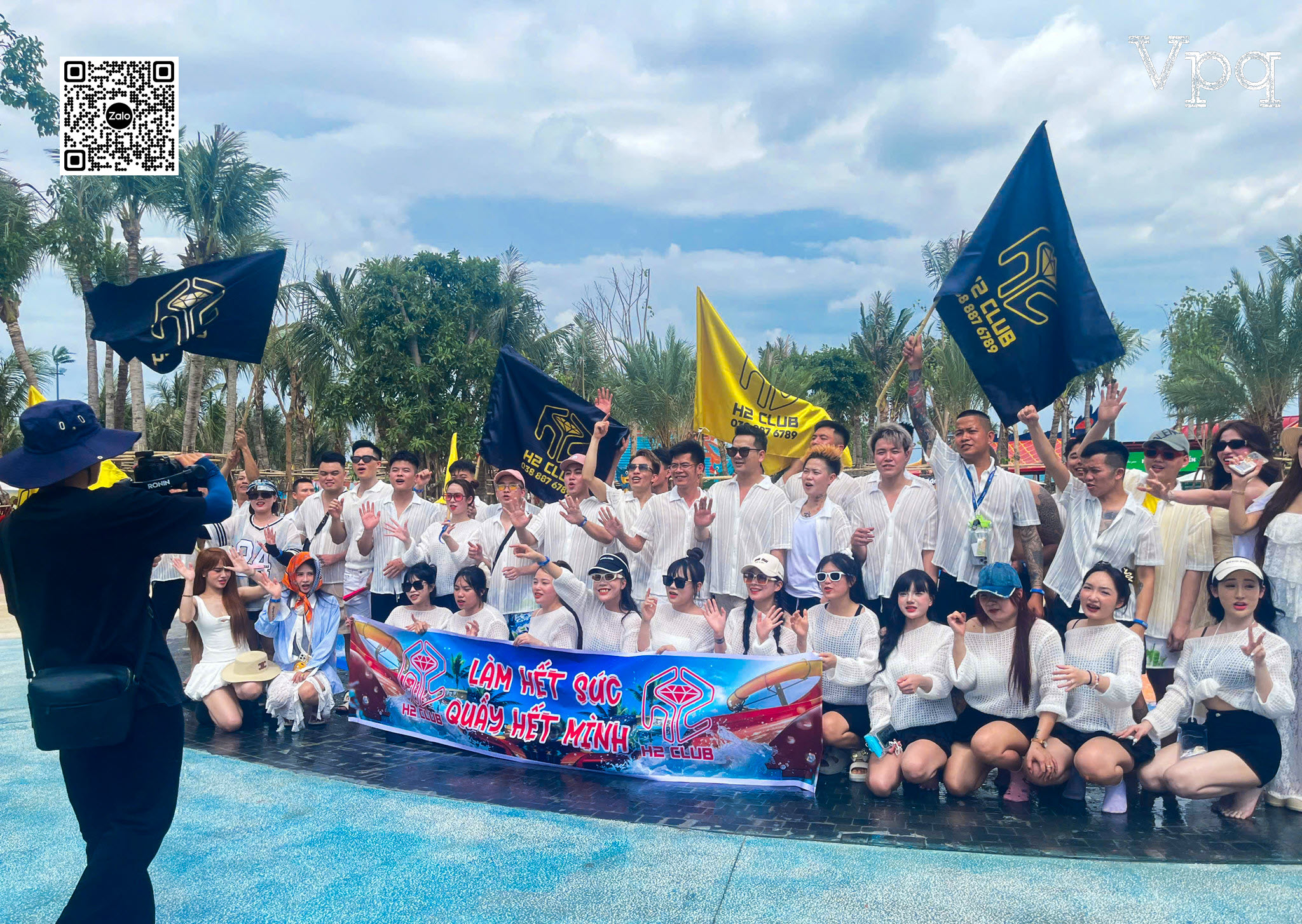 Các bạn trẻ chụp hình tại Sun World Hà Nam