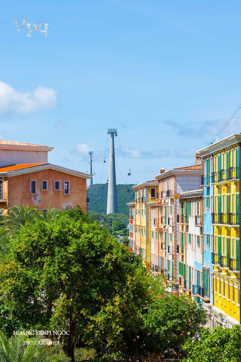 Những căn nhà mang sắc thái Địa Trung Hải rực rỡ tại thị trấn Hoàng Hôn, Phú Quốc