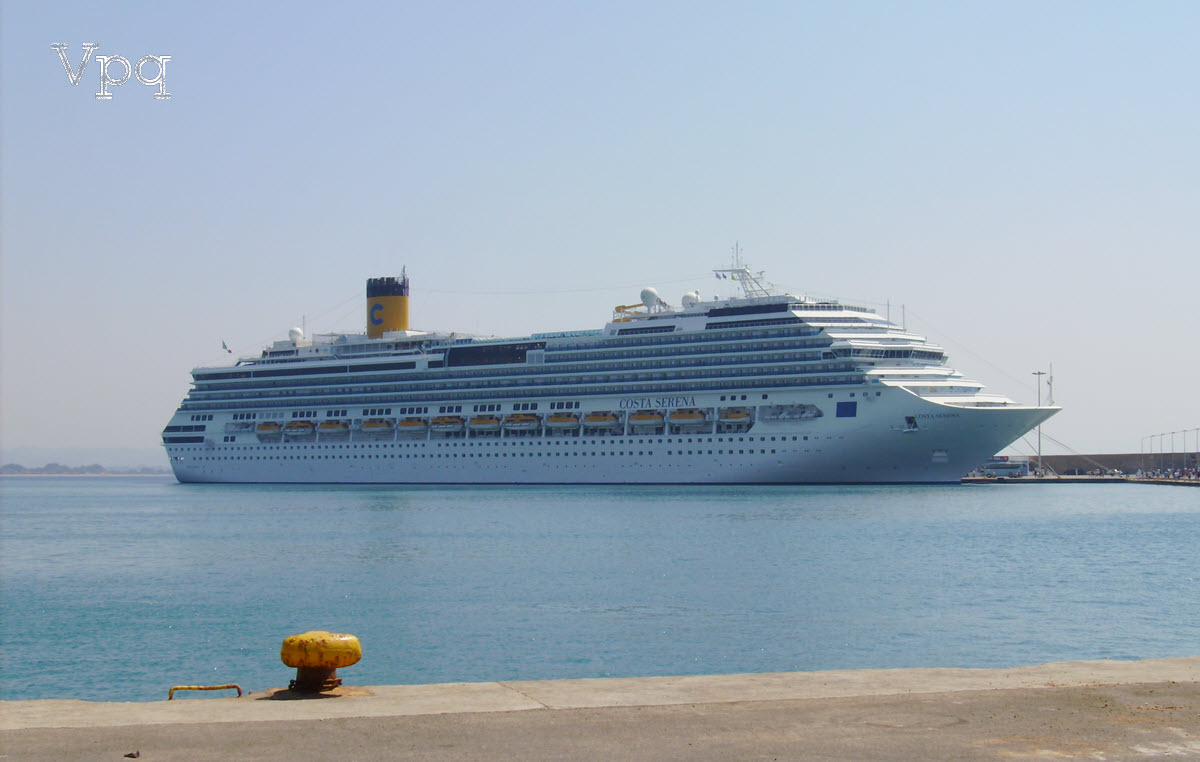 Hình ành tàu Costa Serena cập cảng hành khách