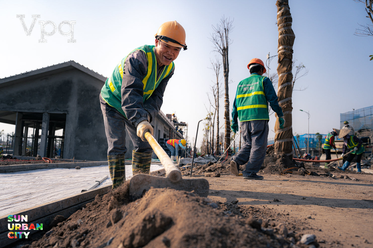 Chú công nhân đang hoàn thiện cảnh quan trục đại lộ lễ hội