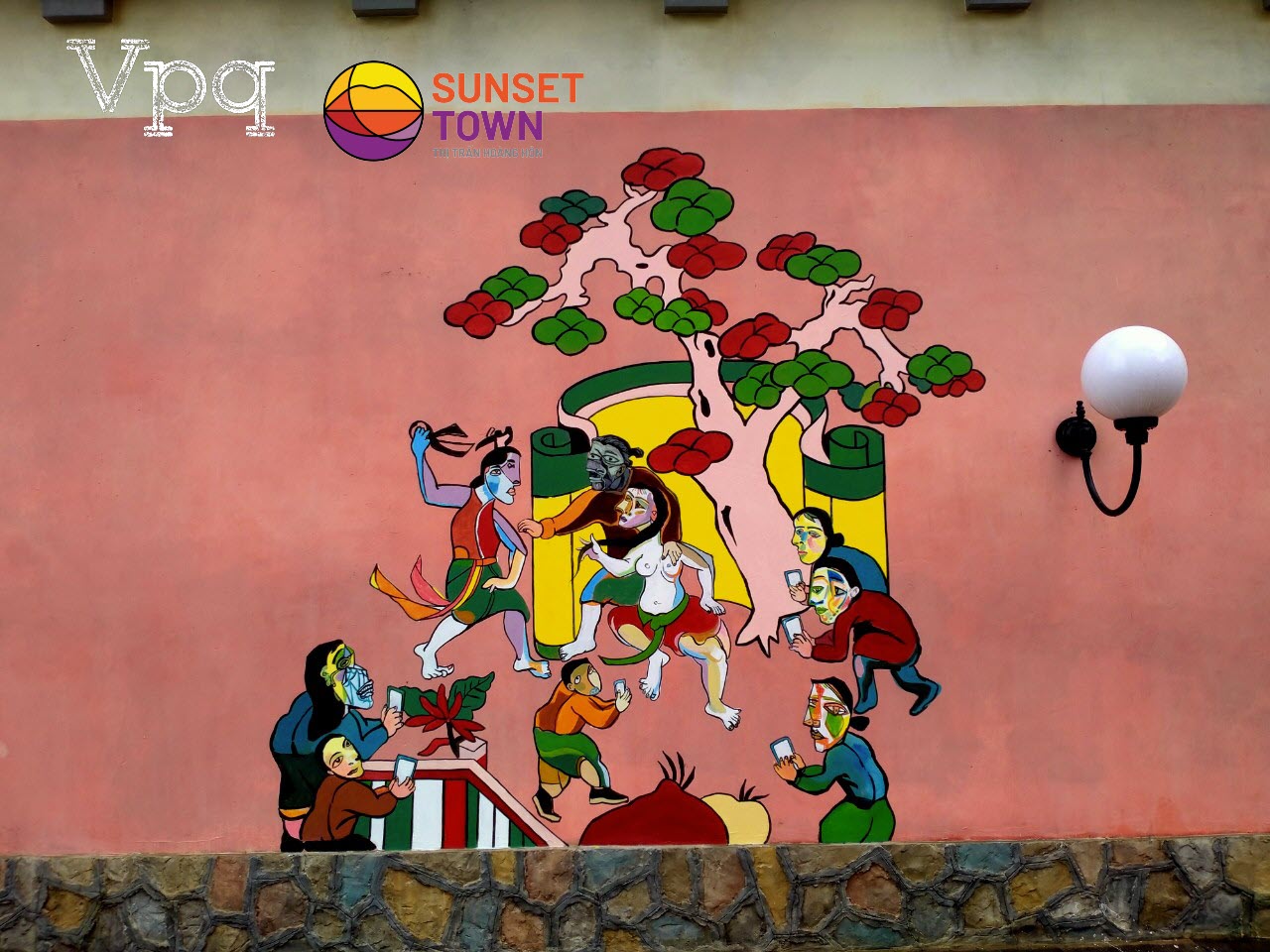 Tranh vẽ tường chủ đề "Đánh ghen" tại thị trấn Địa Trung Hải, Phú Quốc