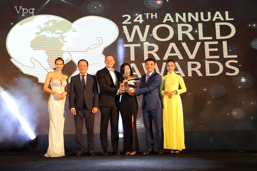 Đại diện JW Marriot Phu Quoc Resort nhận giản thưởng của WTA trao tặng