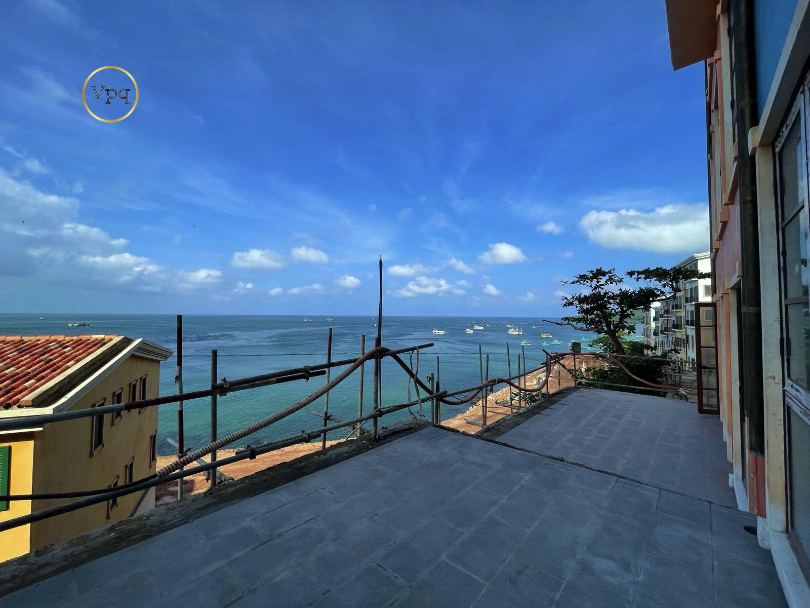 Đặc biệt phần terrace hướng biển có thể làm cà phê, nhà hàng ngắm biển,