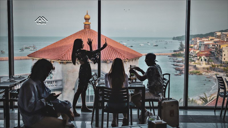 Nhâm nhi ly cà phê đúng điệu ở những quán cafe hướng biển: Sân Ga Cafe, Panorama.