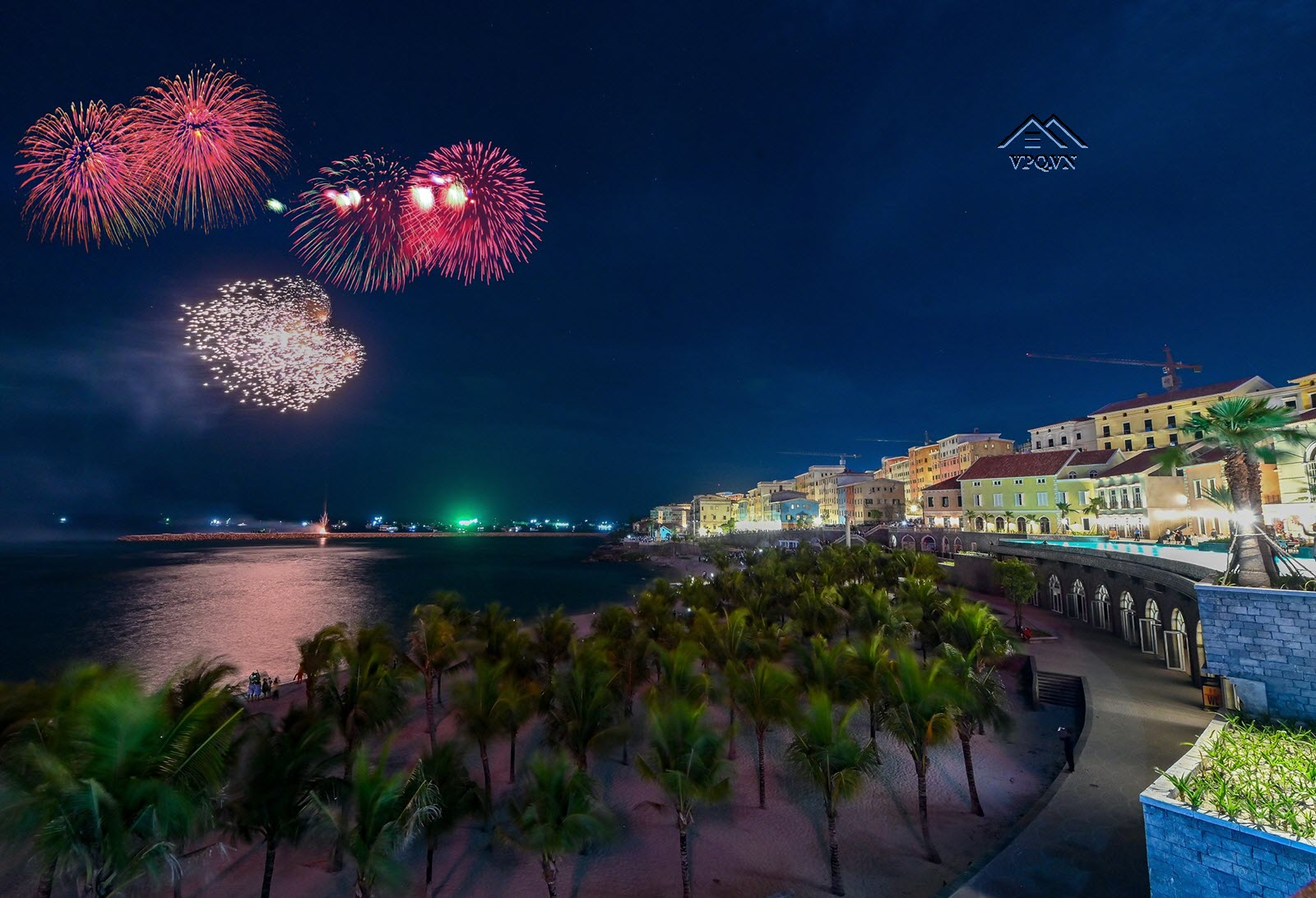 Countdown 2021 pháo hoa rực rỡ bên bến cảng mùa xuân Địa Trung Hải, Phú Quốc