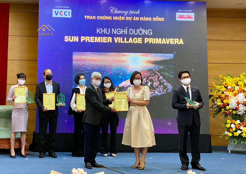 Đại diện Sun Property nhận giải thưởng do VCCI trao tặng
