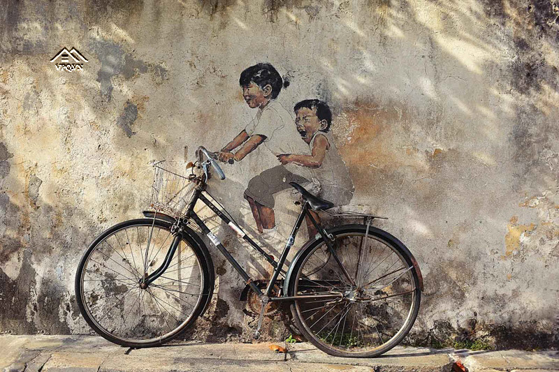 Bức tranh hai đứa bé (trên chiếc xe đạp thật) của Ernest Zacharevic ở Penang