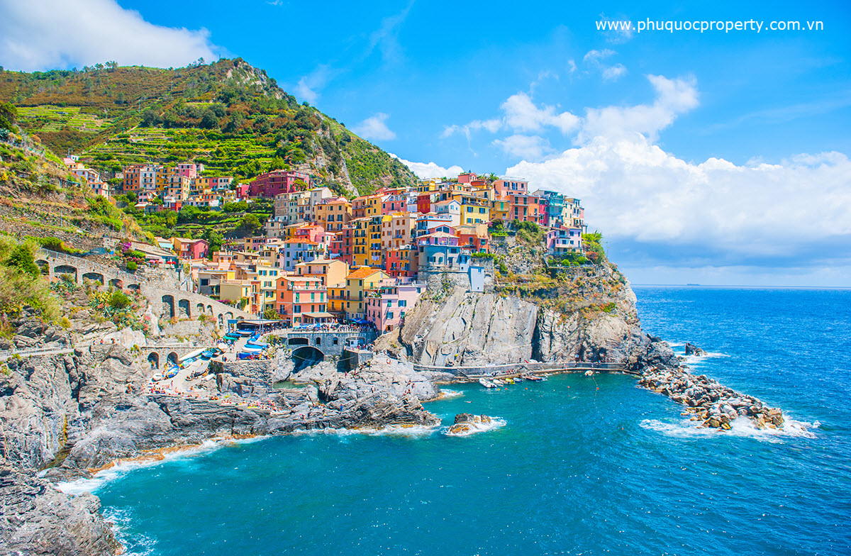 Cinque Terre ở Italy nổi bật với màu sắc rực rỡ, nằm cheo leo trên các sườn đồi và ghềnh đá sát bờ biển Địa Trung Hải.